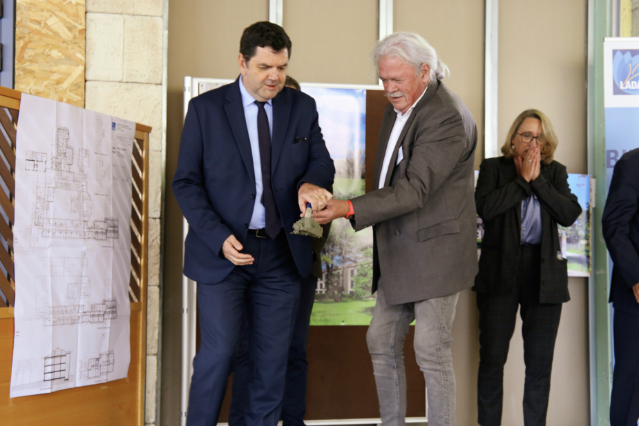 Pose de la première pierre de l’extension de l’établissement SMR de Virazeil. 06